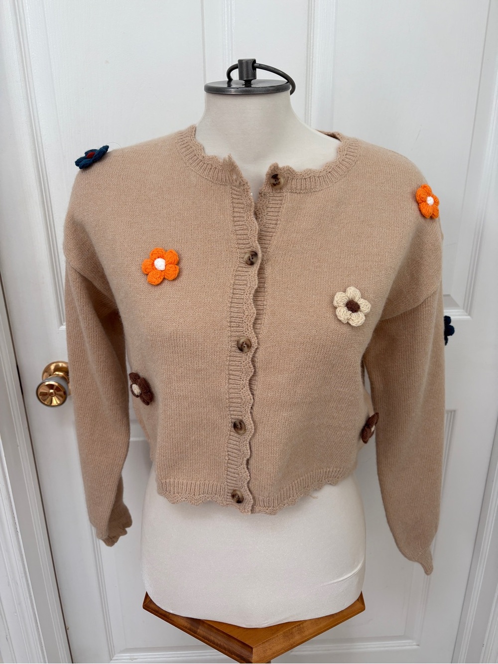 Urban Daizy Beige Cropped Floral Appliqué Cardigan Sweater S/M